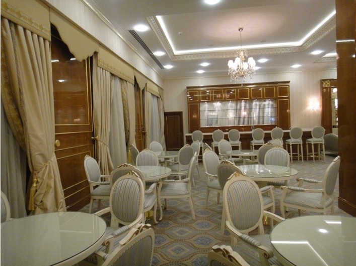 Otel fuaye alanı,Türkmenistan kültürüne uygun Türkmen yıldızı motifleriyle süslü,halısı,koltuğu,perdeleri bütün aksamı ile son derece güzel düşünülmüş zamana meydan okuyacak otel fuaye mobilyaları 20 yıl geçse dahi güzelliğinden ödün vermeyecek tasarımlar ürettik,Bostan mobilya ve tasarım olarak bir çok otel mobilyasını zevkle bitirmenin gururunu yaşıyoruz.Otel mobilyası